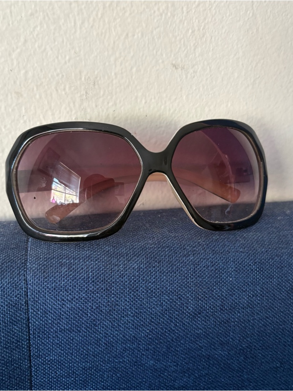 Classic Oversized Black Women's Sunglasses with Purple Gradient Lenses